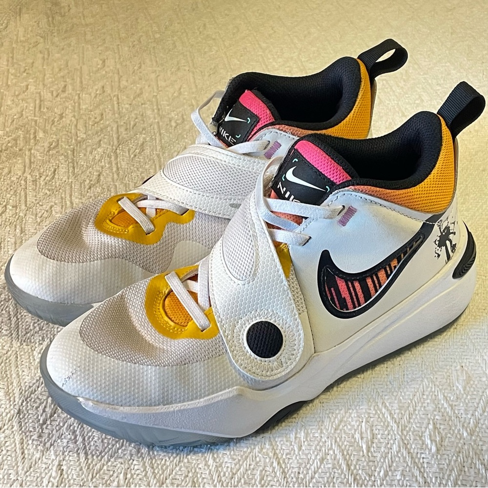 Nike Team Hustle D11 Low Doodles - FJ7688-101~ Size 6 Y Gently Used Condition